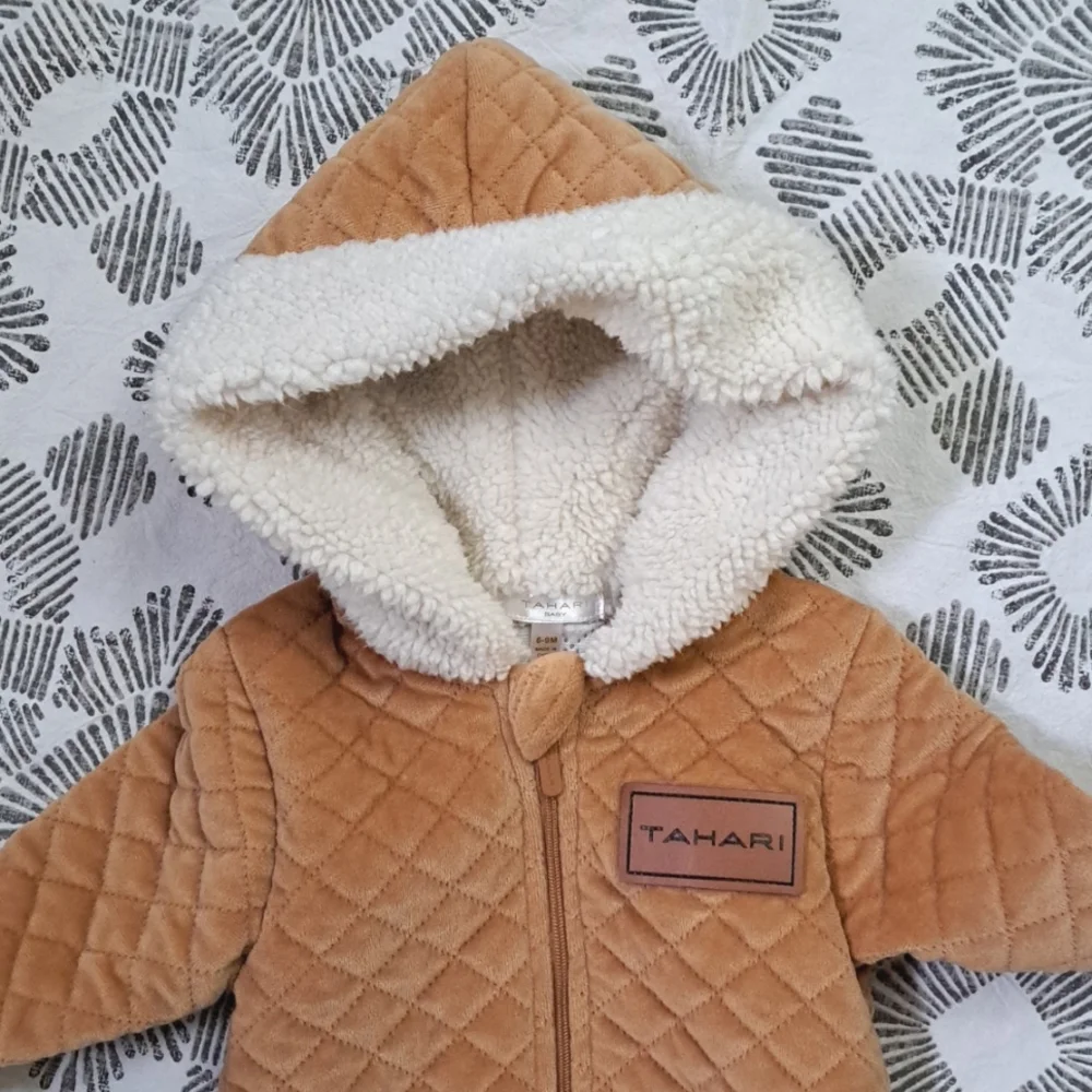 Tahari Baby quilted velour fleece lined hood full zip onesie sz6-9mos